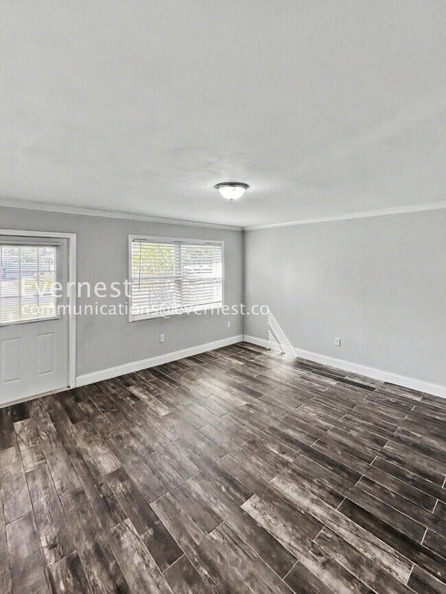 Building Photo - 1885 Shore Acres Blvd NE