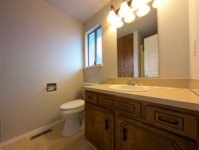 Building Photo - Great 4bed/2 bath home in west Eugene!