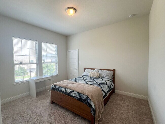 Building Photo - 5 Bed | 5 Bath | 3-Car Garage | 4,054 Sq f...