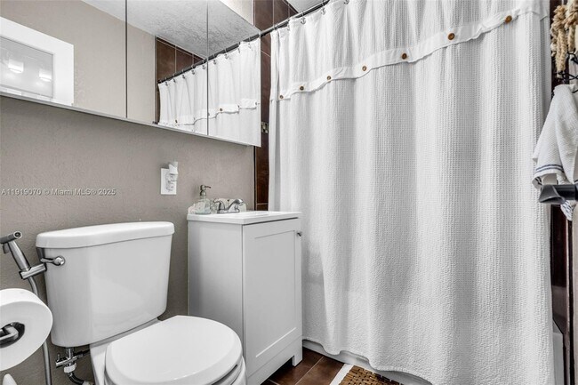 Building Photo - 333 Linwood Dr