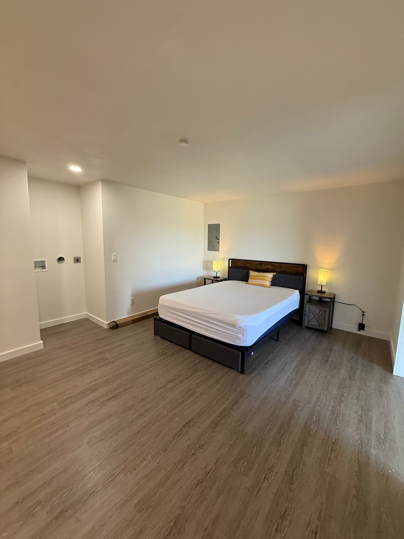 Queen bed - 103 A St