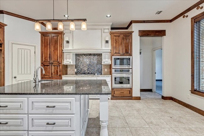 Building Photo - Gorgeous Executive Home - Open Plan - Stor...