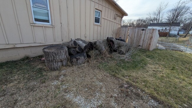 Building Photo - 806 S Saville Ave