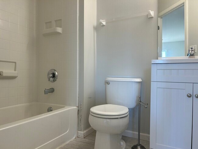 Building Photo - 1088 N Claremont Dr