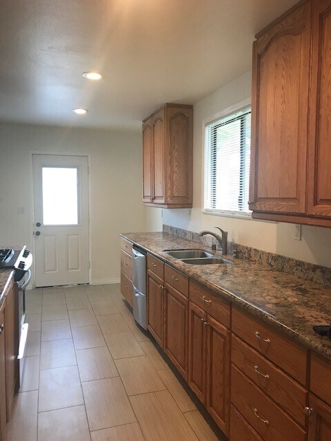 Building Photo - Single story 3 bed, 2 bath home with RV Ac...