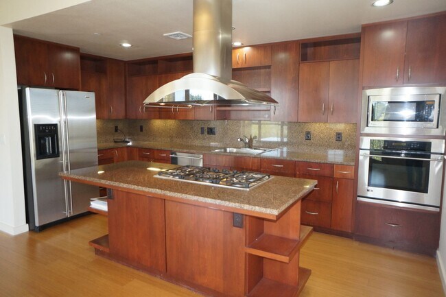 Building Photo - S. Corbett Beautiful two bedroom condo wit...