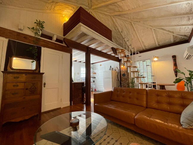 Building Photo - Exquisite lofted studio