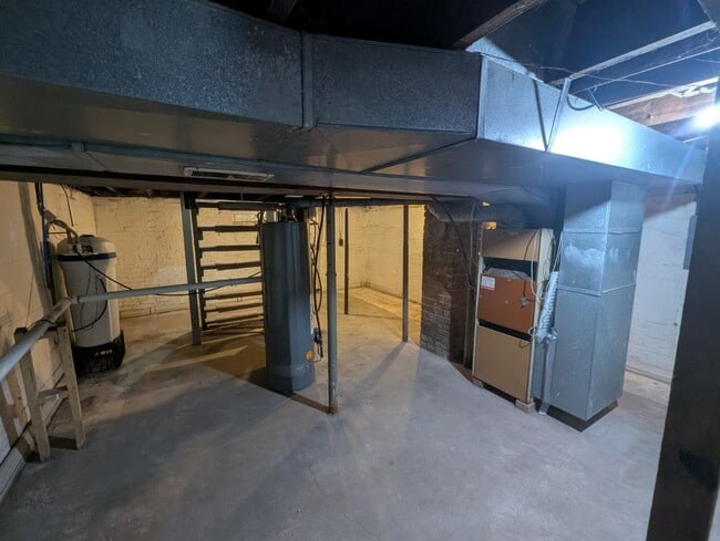 Building Photo - 2622 Monterey St