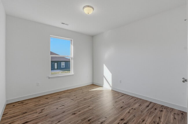 Building Photo - 3324 Naples Dr