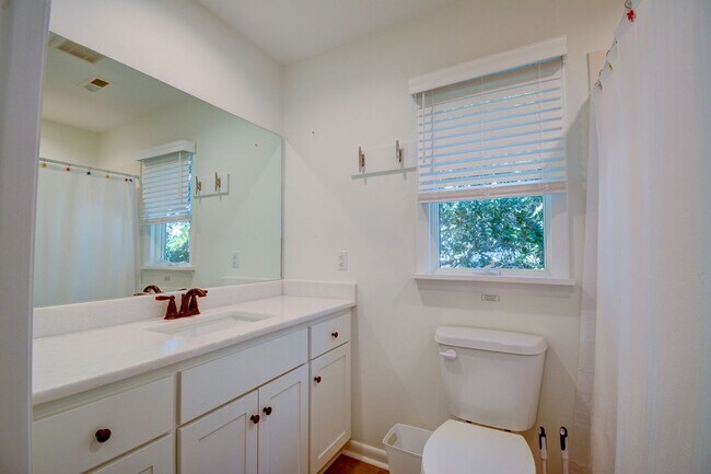 Building Photo - Seasonal Rental: Total Relaxation with Sou...