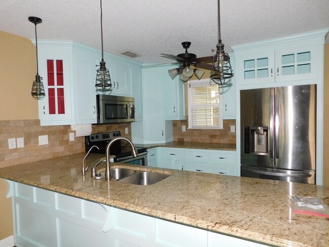 Building Photo - 4 bedroom in Crestwood-convenient location