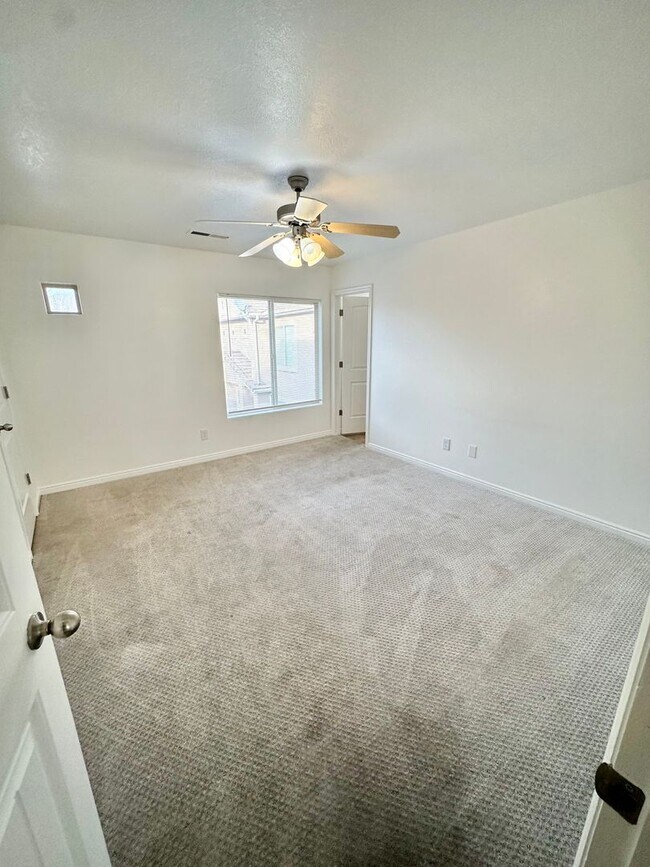 Building Photo - 3 Bedroom End Unit Townhome!