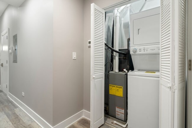 Building Photo - Beautiful, Updated, Spacious 2b/2bth Ukrainian Village, Avail August 8th!