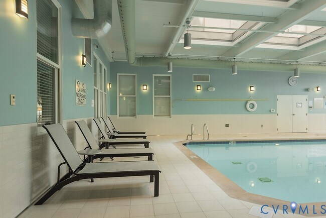 Building Photo - 230 N 6th St S