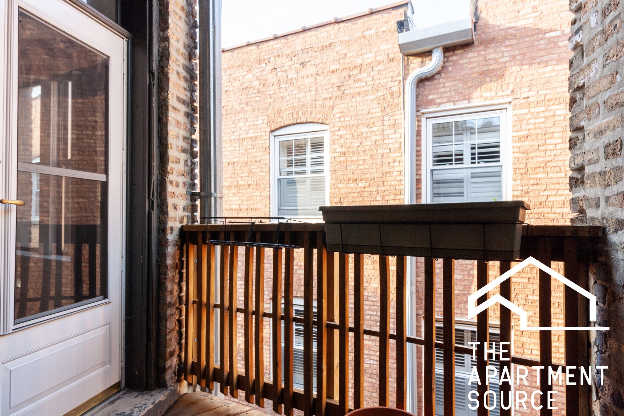 Building Photo - 626 W Roscoe St