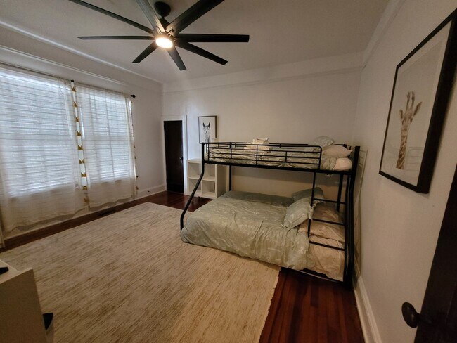 Building Photo - Charming 2 Bed/1 Bath Bungalow Style Home ...