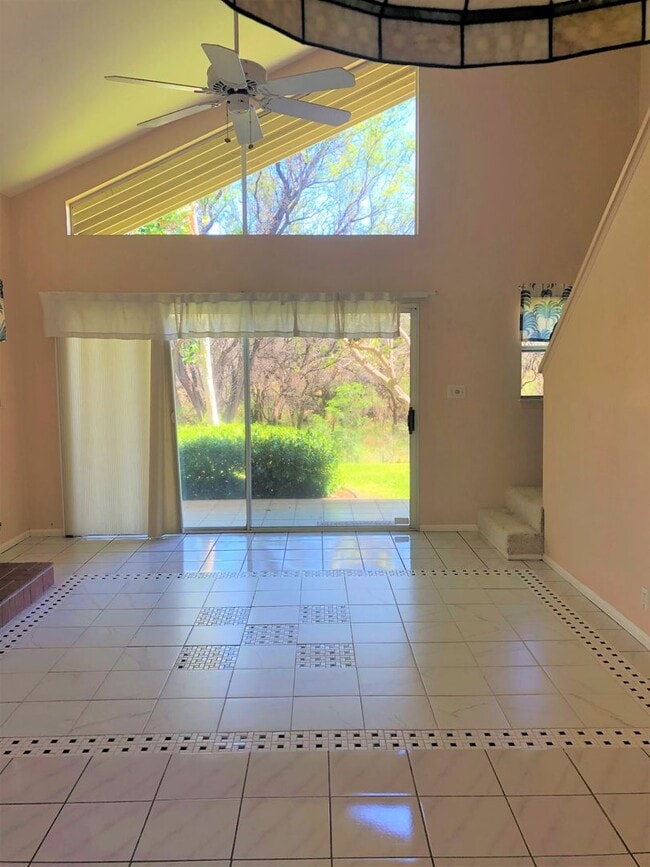 Building Photo - 2 Bedroom 2 Bath Town Home