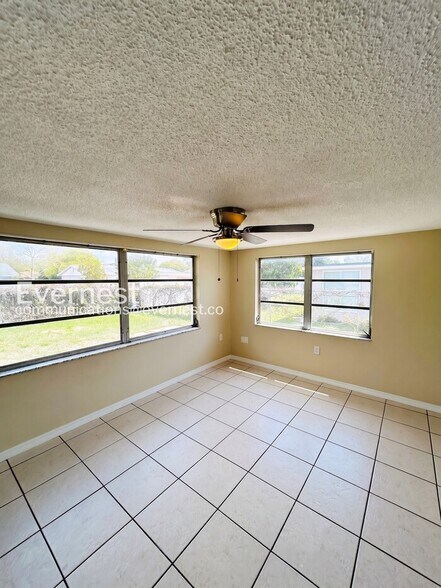Building Photo - 9130 Chatam Ln