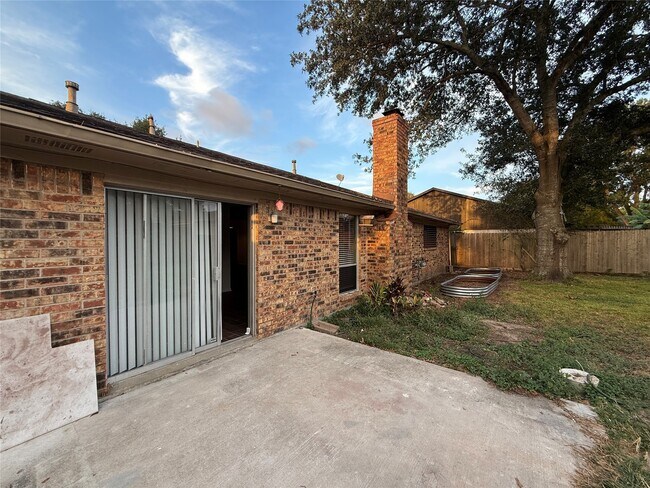 Building Photo - 16002 Havenhurst Dr