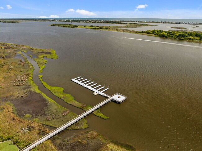 Building Photo - "Coastal Comfort Awaits: Spacious 3-Bed, 3-Bath Home in Holly Ridge!"