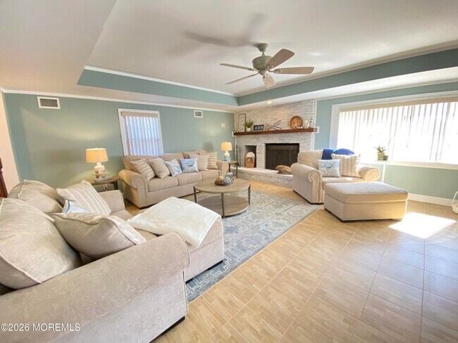 Building Photo - 102 W Colony Rd