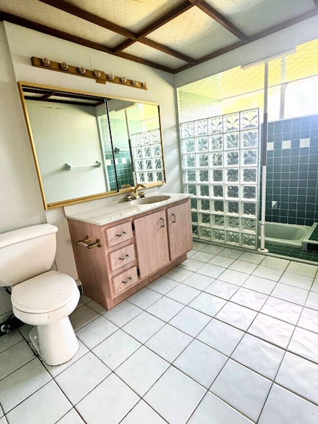 Building Photo - Stylish Seminole Condo with Private Garage in Chateaux de Bardmoor 55+ Community - AVAILABLE MAY 3RD