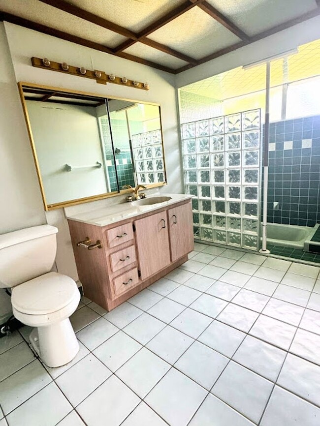 Building Photo - Stylish Seminole Condo with Private Garage in Chateaux de Bardmoor 55+ Community