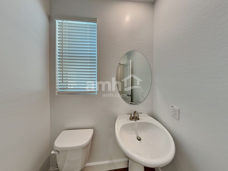 Building Photo - 638 W Hackamore Ave