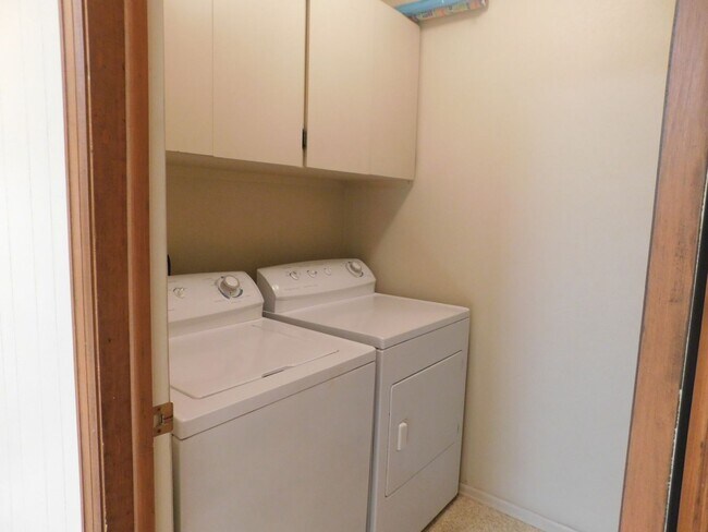 Building Photo - Vintage 70's Unit Available