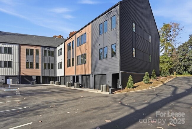 Building Photo - 1310 Carolyn Dr