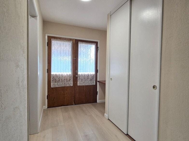 Building Photo - 1542 Parkview Ave