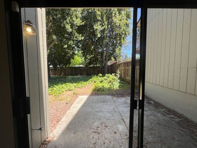 Building Photo - 3 Bed End Unit in Mt. View