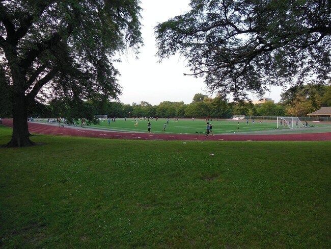 Building Photo - 5010 N Troy St