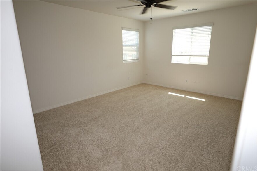 Building Photo - 1006 Peach Grv