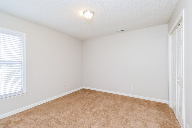 Building Photo - 6335 Teaneck Pl