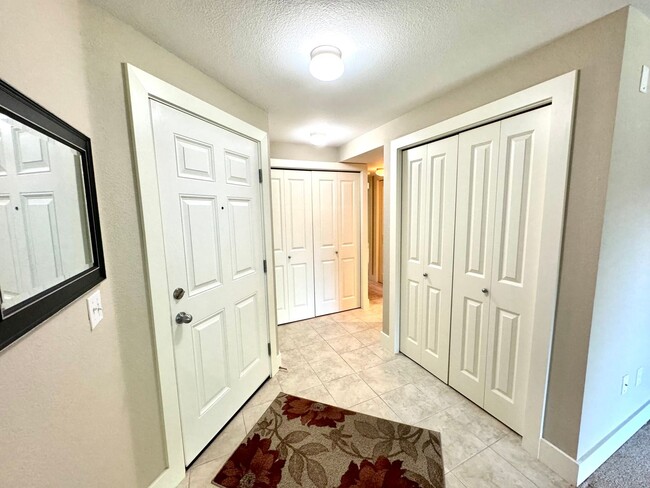 Building Photo - 2 Bed, 2 Bath Unit in desired Gold Pointe ...