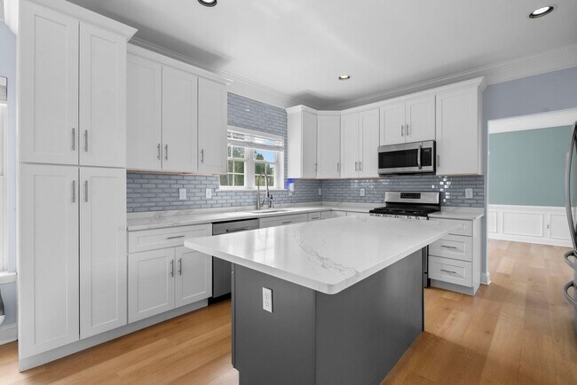 Building Photo - 13111 Venetian Rd
