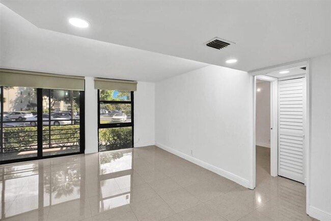 Building Photo - 20400 W Country Club Dr