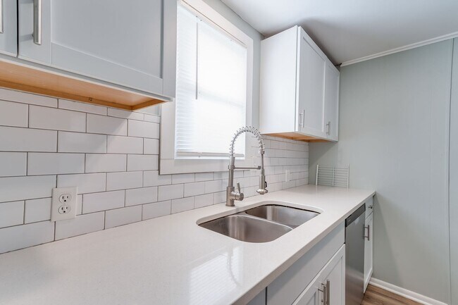 Building Photo - 4828 W 3rd St N