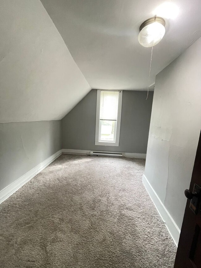 Building Photo - Four Bedroom Available in Delphi IN