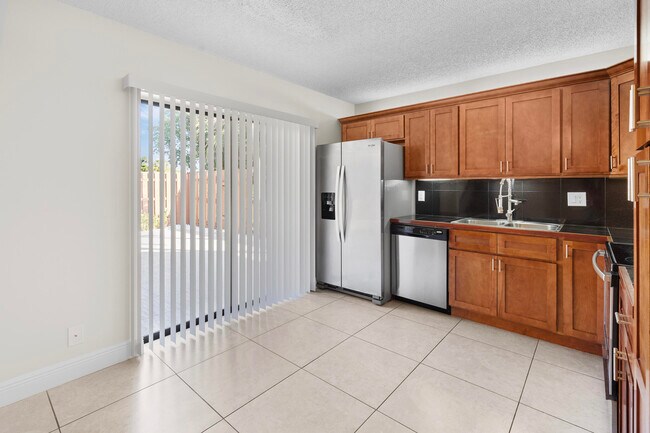 Building Photo - 1420 Augusta Cir
