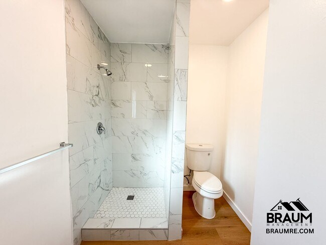 Building Photo - 13115 Oxnard St