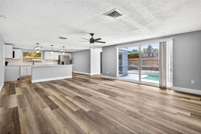 Building Photo - 9633 Lakeside Ln