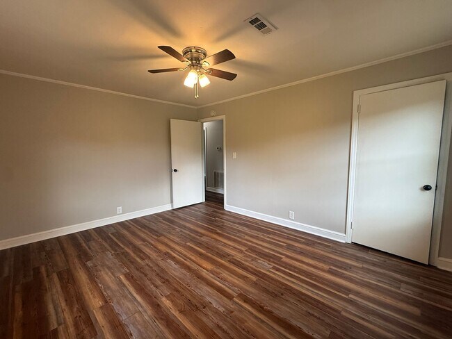 Building Photo - 4 Bedroom 1 Bathroom Home Located in Greeneville, TN