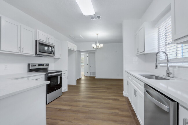 Building Photo - "Charming 3-Bedroom Sanctuary on Buckingha...