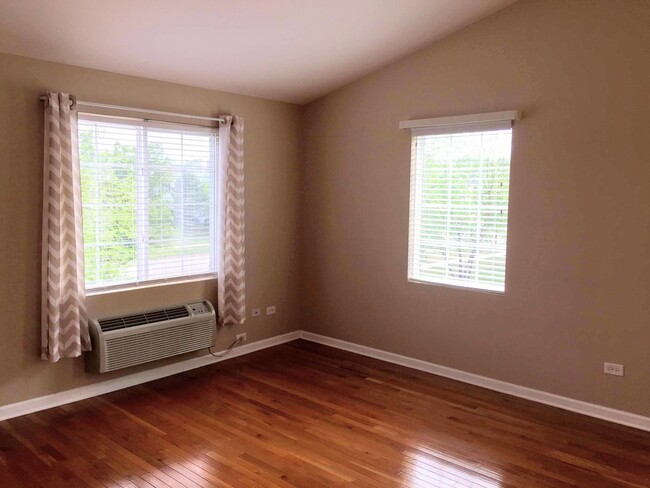 Building Photo - 525 Silverstone Dr