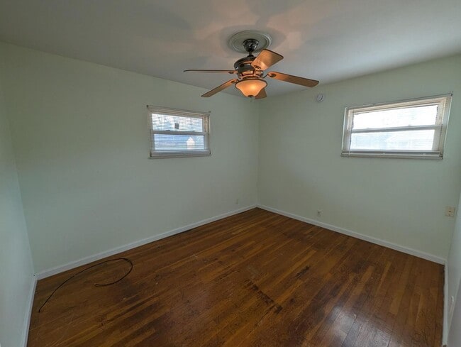 Building Photo - Glen Garry Goregeous - Section 8 Friendly!