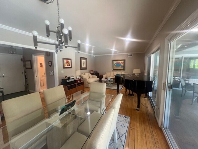 Building Photo - Beautiful One Level, 3 Bedroom, 3 Bathroom Tarzana Pool Home for Lease!