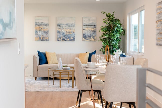 Building Photo - Two Bedroom Town Home-style Like Near NoHo Arts District