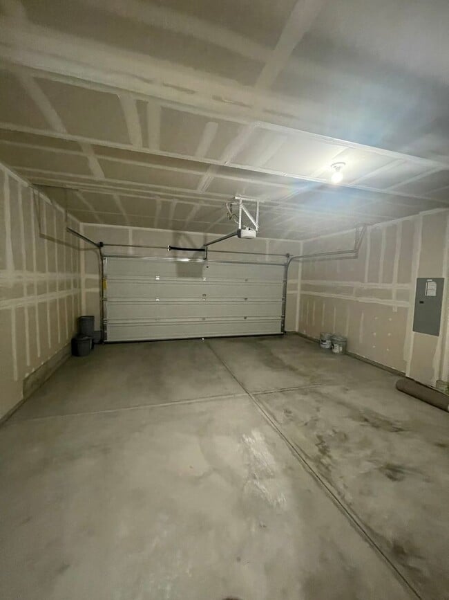 Building Photo - 4 bedrooms + BONUS ROOM And 2.5 baths Tumw...